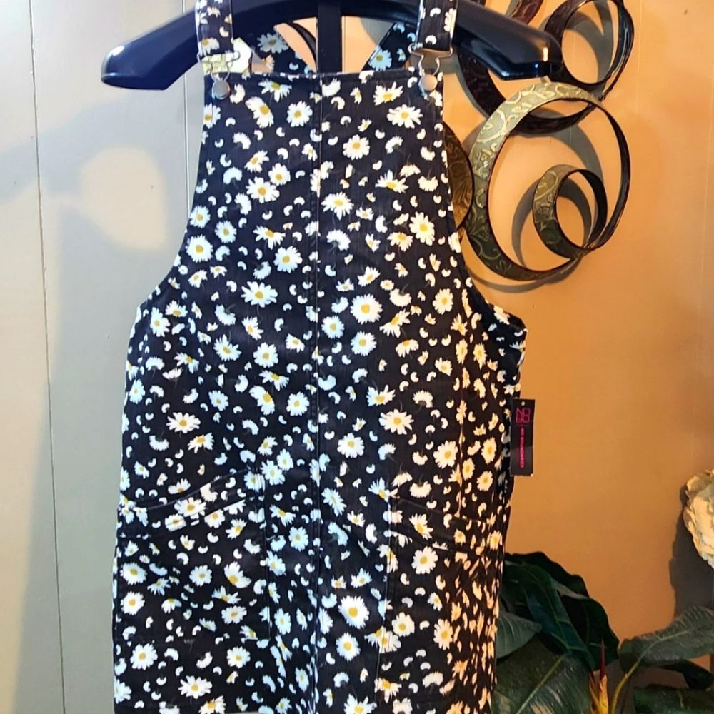 No Boundaries Vintage Black n Daisies Jumper